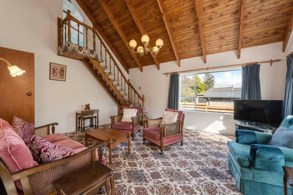 Charming Hideaway Villa Taupo Exterior photo